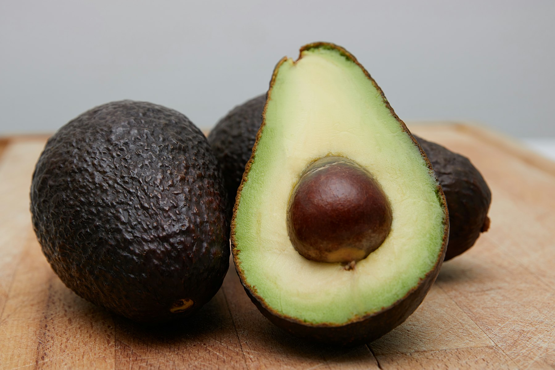 Palta Hass abierta sobre tabla
